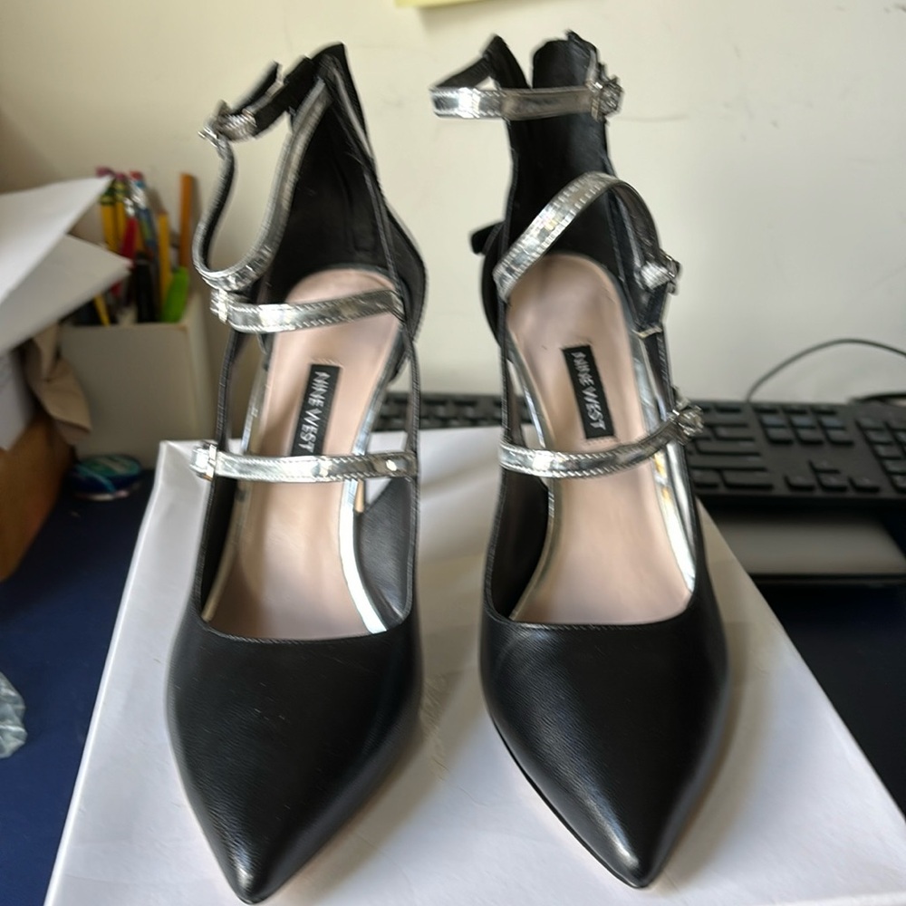 Black/silver size 9:5 Nine West pump